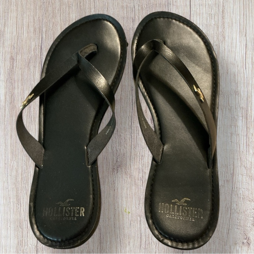 🌺Hollister Black Sandals with Gold Accents - Picture 2 of 4